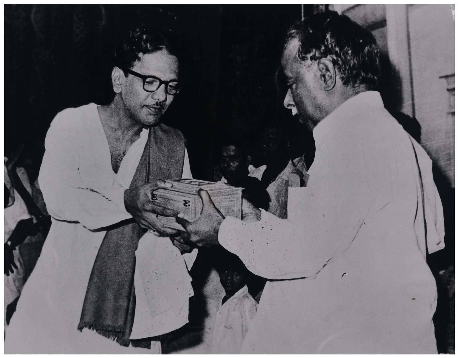 Karunanidhi presenting a commemorative gift to Arignar Anna — the elder brother and leader the whole memoir bends around.
